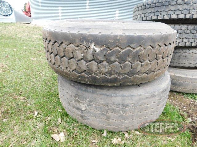 (1) 385-65R22-5 Tire on split rims-_1.jpg